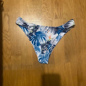 Bikinunderdelar  - Aldrig använda  1 för 60kr båda för 100kr