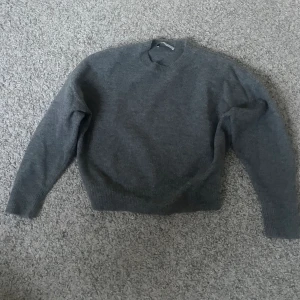 Stickad grå-tröja  - Snygg och mysigt grå-stickad tröja från Zara