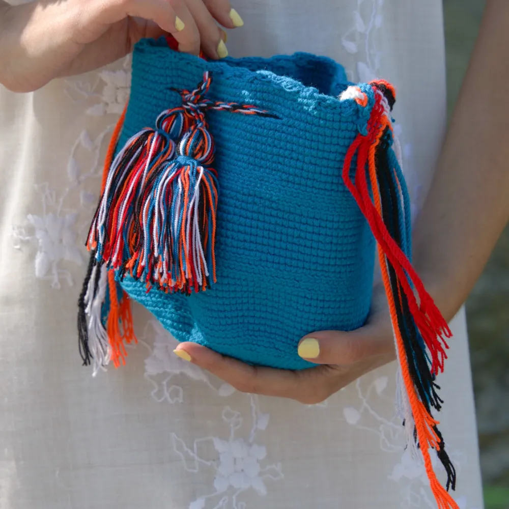 This mini bucket bag is constructed in Colombia with colorful threads made of Cotton and Aloe. The braided shoulder strap can be easily adjusted by tying a knot to shorten. Drawstring Closure with Fringed Pom Poms.  #drawstring #vintage #bucketbag . Väskor.