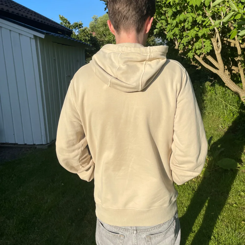 Köpt på NK 2022 kvitto finns. Den är i bra skick och sparsamt använd. Storlek Medium Vid frågor tveka ej på att kontakta mig.  Pris: 1099kr. Hoodies.