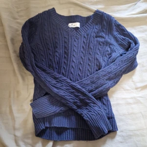 Hollistertröja - Hej! Nu säljer jag denna stickade tröjan från Hollister. Tröjan har en V-neck och är använd därav priset. Hör gärna av dig vid frågor eller funderingar!🫶🏻