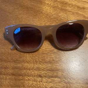 Solglasögon, Weekday - Beiga solglasögon från weekday 