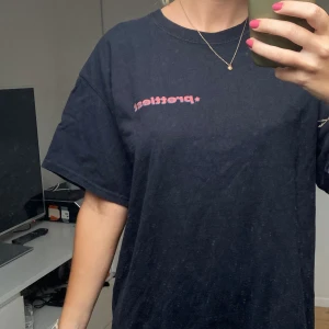 T-shirt  - Nice T-shirt där det står prettiest ❤️