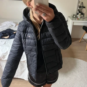 Jacka - Jacka ifrån Tommy jeans som är använd några få tal gånger! Passar dig som bär XS-S, har inga defekter på sig och är i ett superfint skick! Hör av dig om du har några frågor💞