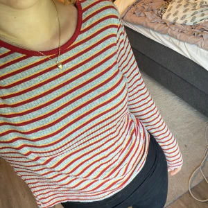 80s tröja - Skön 80-tals tröja från vila. Det står L men den är mer som S. Skriv vid frågor 🤍