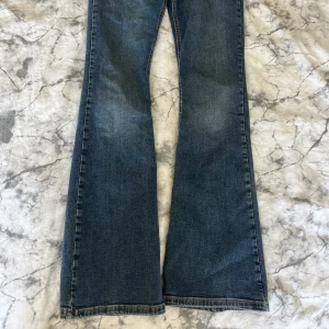 Utsvängda jeans från Gina tricot - Mörkblå jeans från Gina tricot, säljer eftersom dem är för korta för mig, storlek 34🎀