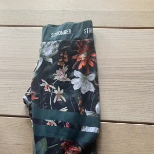 Träningsbyxor  - Träningsbyxor med mönster. Lite för små för mig. Jätte fina inga skador. Tryck gärna på köp nu💕