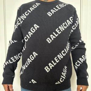 Balenciaga tröja  - Balenciaga tröja nypris 10 000kr, den är sparsamt använd säljer för 2900kr