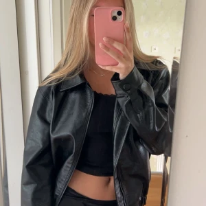 LXA Skinnjacka - Jättefin jacka från LXA, endast använd en gång så i nyskick, säljer då jag inte får användning av den❤️