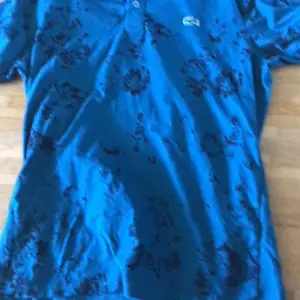 Helt ny Lacoste t-shirt i storlek s   Ny pris:900kr  Säljer pågrund av passar ej mig så den säljes   Kan skickas men köparen står för frakten