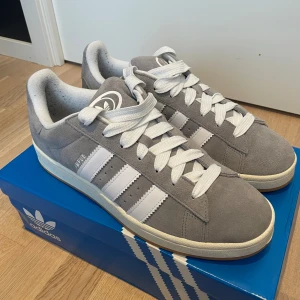 Adidas Campus 00 Grå - Säljer mina Adidas campus 00 i färgen grå. Skorna är väldigt sparsamt använda och det finns inga defekter på skon. Hör av er för fler bilder. Orginallåda! Storlek: 46 (28.5 cm) Priset går att diskutera vid en smidig affär! Köparen står för frakten.
