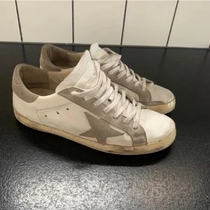 Golden goose skor - Säljer nu mina Golden goose skor i och med att dem är lite för små! Väldigt bra skick förutom liten defekt på vänstra skosulan, men inget som syns eller känns! Hör av er vid funderingar!🤩