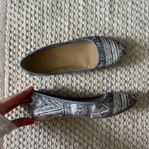 Mönstrade ballerinaskor med skimmer - Säljer dessa super fina ballerinaskorna som tyvärr är för små för mig🙌🏼🙌🏼(knappt använda)