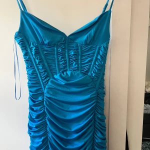 Blå kortklänning - Kort klänning, blå. aldrig använd då den var för stor