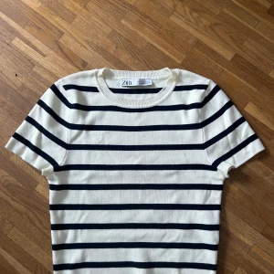 Stickad T-shirt från zara - Marin blå randig stickad baby T-shirt från zara. Säljer då den har blivit för liten för mig. Det sår storlek m men passform är s eller xs. Pris kan diskuteras 
