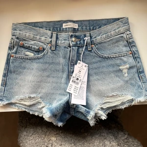 Low jeans shorts - Säljer ett par oanvända lågmidjade jeans short från Gina tricot, som tyvärr var förstora för mig❤️‍🔥Slut sålda på hemsidan, köpta för 399kr🌟Många intresserade så la ett slut pris på dem🌸😋
