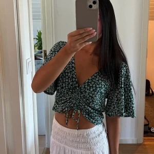 Grönvit blommig topp - Mycket fint skick!! Passar även strl. S