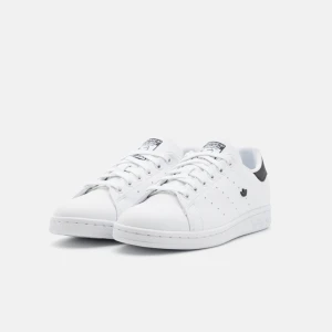 Adidas Originals  - Adidas Originals som använts fåtal gånger. Bra skick❣️köpta för 1300kr
