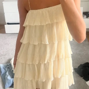 Gul volangklänning - Säljer denna jättefina volang klänningen som är helt ny men den var för liten men vet inte hur man returnerar så säljer den här, storlek S men passar xs med,lånade bilder💕