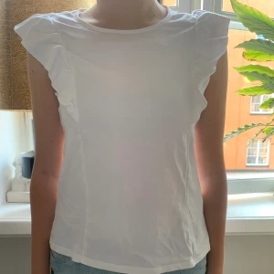Sommar topp  - Jättegullig topp, perfekt nu till sommaren!!💞 Som ny, endast använd 1 gång! Kontakta vid frågor💓💓(priset går att diskutera) 