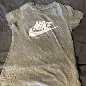 Nike tröja - Jätte fin Nike tröja dam. Säljer så den inte används längre. Den har spruckit lite vid loggan men det syns inte riktigt när man har på sig den.