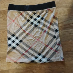 Burberry kjol storlek m - Burberry kjol, kort stl m