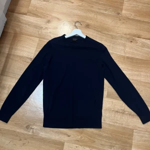 Massimo dutti tröja - Säljer denna marinblåa Massimo dutti tröja i merino ull, storlek S, nypris runt 800, fint skick, kan mötas upp.