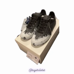 Maison margiela gats - Tjo, gör en intressekoll på dessa Maison Margiela 'Paint Splatter - Black' Dem är sick 9/10 och utan skador! Nypris är ca 10k då dem inte säljs längre av maison margiela själva! Köpta nyligen med kvitto! Skriv vid minsta fråga!