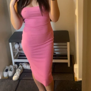 Rosa klänning  - Säljer denna super fina rosa klänningen som är i strl S ifrån new yorker. Använd en gång och den är i nyskick🌸🩷