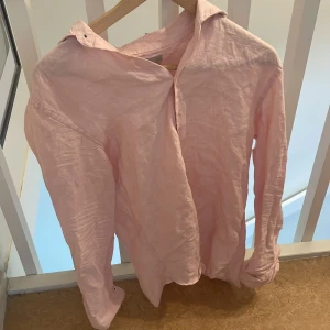 Rosa linneskjorta - En extremt fin rosa linneskjorta i storleken S. Skicket är 8/10 inga defekter bara tecken på användning. Om du har några frågor eller funderingar är det bara att fråga. Priset är fast