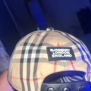 Burberry keps - Skriv för intresse💯