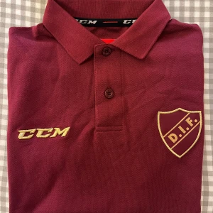 Djurgården t-shirt - Oanvänd vinröd DIF t-shirt dam säljes. Hängd i garderoben. 