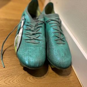 Fotbollskor  - Hej jag säljer mina Puma Ultra fotbollskor eftersom det var för små för mig. Det är helt skade fira bara lite smutsiga. Använda ett fåtal gånger. 