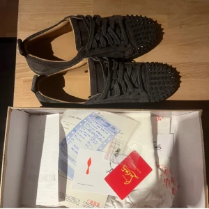 Christian Louboutin  - Säljer mina loubs för de är för stora. Helt sprillans nya och säljs då för de höga priset men priset är inte hugget k stenen!