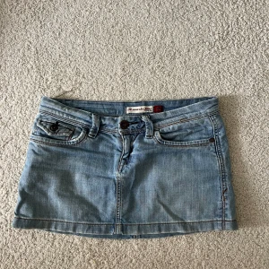 Kjol - Säljer denna superfina, lågmidjade jeans kjol🤍skriv gärna för fler bilder eller vid andra funderingar!
