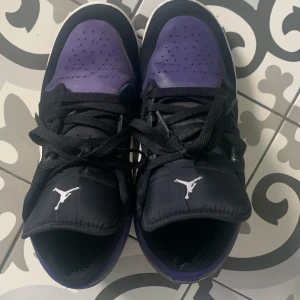 Air Jordan 1 low gs  - Storlek 39 det är ganska bra skick och det orginala priset är ungefär 1700 tror jag. Det är bara och höra av er om ni har några frågor eller är intresserade.