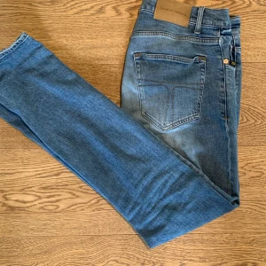 Tiger of sweden jeans - Säljer nu dessa feta tiger of Sweden jeans. Skicket är 9/10, mycket sparsamt använda. Nypris - 1600, säljer för 549. Priset kan diskuteras vid snabbköp. Om ni har nån fråga är det bara att höra av sig!