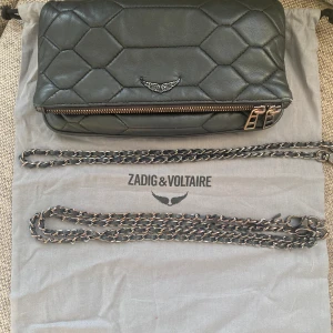 Zadig et Voltaire, rock quilted bag  - Jag säljer min Zadig et Voltaire rock väska då jag inte får lika stor användning av den längre. Den är i hyfsat skick, men kedjorna som väskan kommer med har lite slitningar men det är inget som märks på väskan! Väskan kommer med 2 kedjor. 5350kr ny.