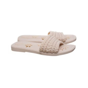 Sandaler - Beiga sandaler med guldiga detaljer på sulan. Tofflorna är i mjuk plast och har fina flätade detaljer. 