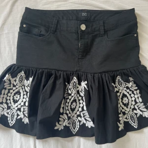 Söt kjol  - Supersöt kjol, säljer då den tyvärr är lite för liten för mig! Skriv vid fler frågor💞