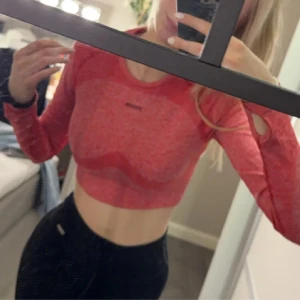 Träningströja  - Träningströja från gymshark i en fin färg säljes pga använder ej🫶🏼 strl S passar även mig som vanligtvis bär xs! 