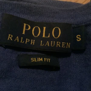 Ralph Lauren tröja - Säljer nu en skit snygg tröja från Ralph Lauren. Tröjan är i färgen grå och i storlek S(men passar även lite större). Ny priset på tröjan ligger runt 1300kr men mitt pris är 200kr. Tveka inte att höra av dig vid frågor.