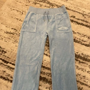 Sköna Juicy byxor - Blå Juicy Couture byxor med fickor, storlek S. Aldrig använd pga för långa på mig. Pris kan diskuteras!