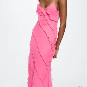 Klänning - INTRESSEKOLL!!! på min magiska klänning från Mango. Var tänkt till balen men valde en annan. Prislappen sitter fortfarande kvar. Storlek S men liten i storlek och ingen stretch, passar mig som vanligtvis när XS🌸🌸🌸 Nypris 1 200 kr, men säljs inte läng