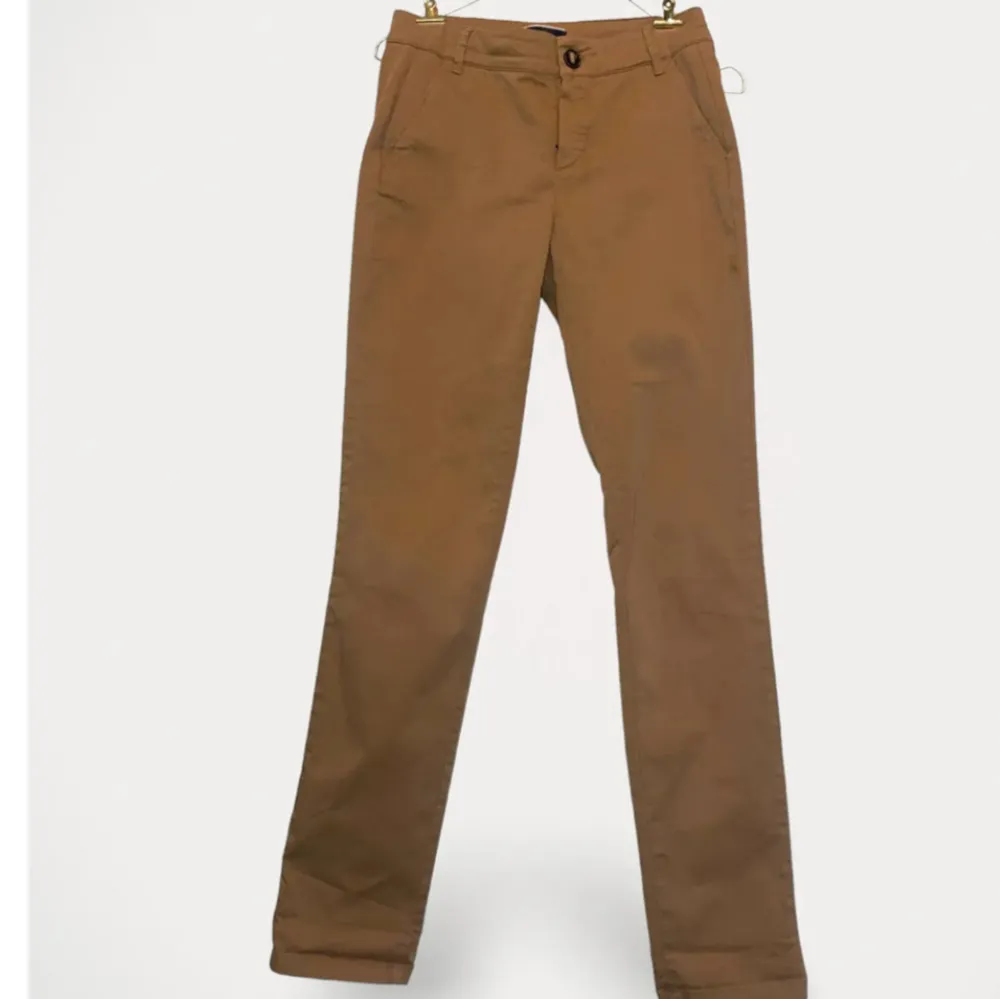Chinos från Massimo dutti  Bruna/beige  Casual fit, Low / mid rise  Bra skick! . Jeans & Byxor.