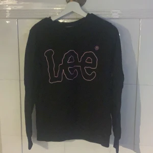 Tröjaa - En helt oanvänd tunnare tröja som legat alldeles för länge i garderoben. Och kan nu komma till användning av nån. 