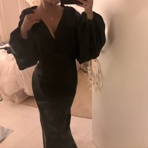 Svart siden klännking - Säljer denna såååå fina svarta siden klänningne som kommer från Gina och är helt slutsåld!!! Använd vid ett tilfälle, Nypris 800 säljer för 499!