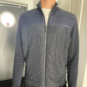 Massimo dutti cardigan  - Jätte snygg hybrid jacka från Massimo dutti! Hör av er vid frågor😁