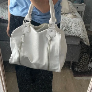 Vit väska - Vit väska köpt från sellpy. Ursprungligen från Lindex❤️