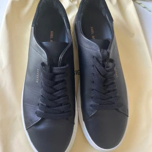 Arigato Clean 90 - Säljer mina oanvända Arigato skor. Förekommer några fläckar på yttresulorna. Ord pris 2399:- Priset går att diskutera vid snabb affär. Bara att skriva vid frågor!